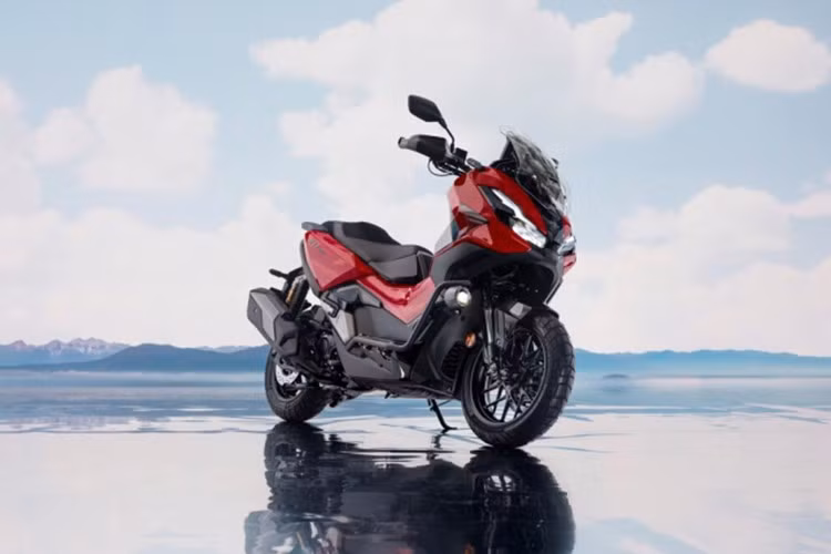 Dù Honda Việt Nam vẫn chưa đưa ra xác nhận chính thức, việc ADV 350 được phân phối tại nhiều nước Đông Nam Á như Thái Lan, Indonesia hay Malaysia khiến khả năng ra mắt tại Việt Nam hoàn toàn có cơ sở. Nếu điều này xảy ra, thị trường maxi-scooter sẽ đón nhận thêm một cái tên nổi bật, cạnh tranh trực tiếp với Yamaha XMAX 300 hay Piaggio Beverly S 400 HPE.