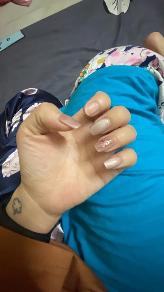 Trong dịp Tết, da tay và móng chịu nhiều tác động từ nước và chất tẩy rửa nên càng cần được chăm sóc. Sau khi gỡ móng, chị em nên cho móng nghỉ ít nhất một đến hai tuần, hạn chế sơn lại ngay. Việc dưỡng móng bằng dầu chuyên dụng, kem dưỡng ẩm, kết hợp đeo găng khi rửa bát hay lau dọn sẽ giúp móng phục hồi nhanh hơn.