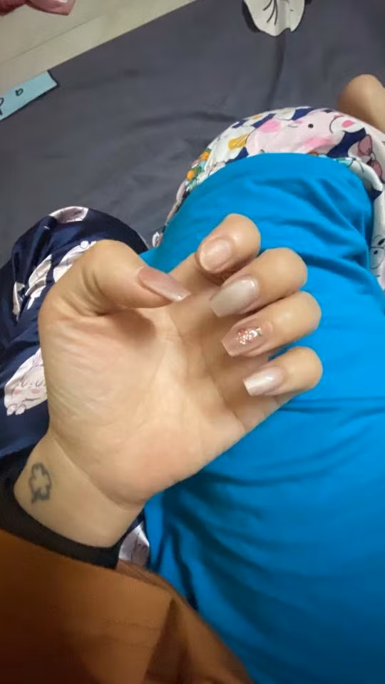 Trong dịp Tết, da tay và móng chịu nhiều tác động từ nước và chất tẩy rửa nên càng cần được chăm sóc. Sau khi gỡ móng, chị em nên cho móng nghỉ ít nhất một đến hai tuần, hạn chế sơn lại ngay. Việc dưỡng móng bằng dầu chuyên dụng, kem dưỡng ẩm, kết hợp đeo găng khi rửa bát hay lau dọn sẽ giúp móng phục hồi nhanh hơn.