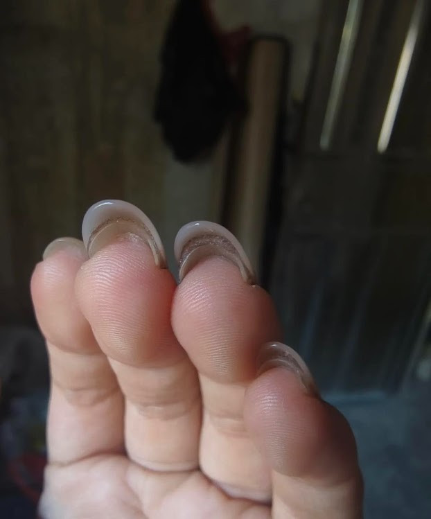 Mỗi dịp Tết đến, ngoài chuyện sắm quần áo mới hay đổi kiểu tóc, làm một bộ nail thật xinh gần như đã trở thành “thủ tục” làm đẹp quen thuộc của nhiều chị em. Trước Tết, tiệm nail lúc nào cũng đông nghịt, ai cũng muốn đôi tay mình thật nổi bật trong những ngày đầu năm. Thế nhưng, niềm vui ấy thường không kéo dài quá lâu khi tuần lễ Tết lại chính là khoảng thời gian bận rộn nhất trong năm.