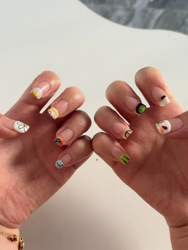 Mới đây, mạng xã hội còn lan truyền loạt hình ảnh “cận cảnh những bộ nail hết hồn” sau Tết. Có bộ móng bám đầy bụi bẩn ở phần keo thừa nơi kẽ móng, nhìn thôi đã khiến nhiều người rùng mình. Phía dưới bài đăng, hàng loạt bình luận xuất hiện với chung một cảm thán: “Trước Tết đẹp bao nhiêu, sau Tết nhìn hết hồn bấy nhiêu”.
