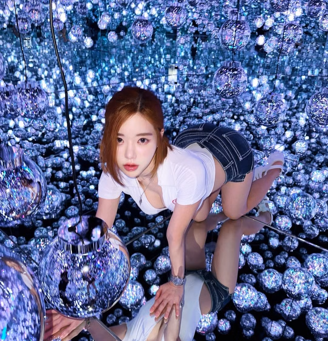 Các bức ảnh chụp cận mặt cho thấy thần thái tự tin, chuyên nghiệp – vốn là điều tạo nên thương hiệu của DJ SODA trên sân khấu lẫn trong đời thường.