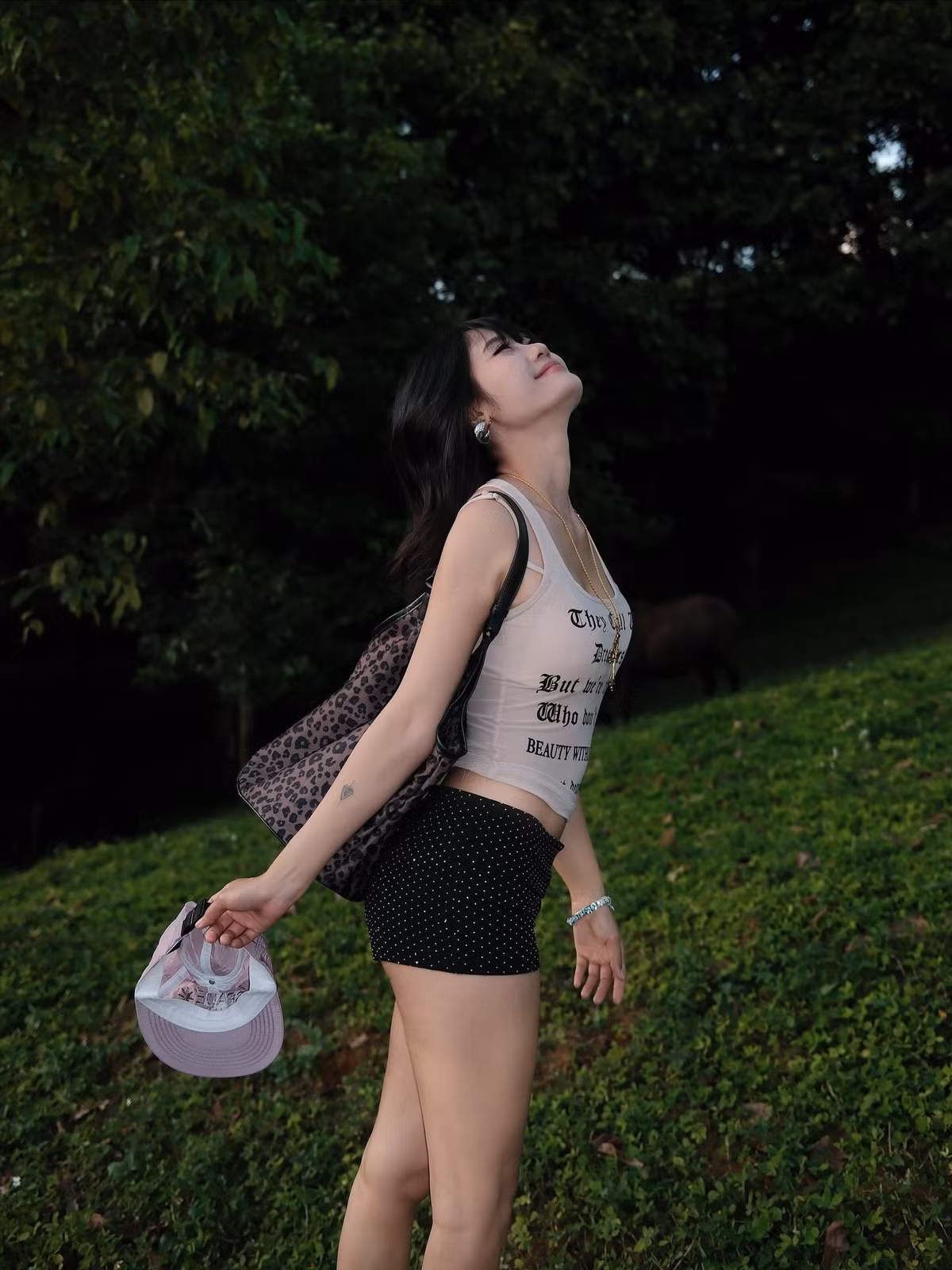 Không chỉ đơn thuần là một bộ ảnh bikini khoe dáng, loạt hình lần này còn được xem như "lời khẳng định ngầm" cho lựa chọn hiện tại của Phanh Nè. Sau nhiều biến cố trong cuộc sống, cô nàng dường như đã tìm được điểm tựa vững vàng để cân bằng lại mọi thứ.