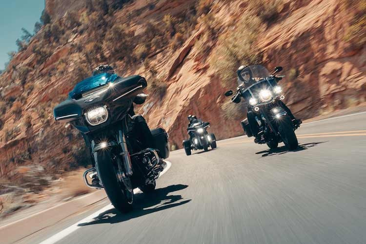 Bộ sưu tập Liberty Edition sẽ bao gồm các mẫu Street Glide, Heritage Classic và Street Glide 3 Limited năm 2026 với màu đen ánh kim Midnight Ember đặc biệt cùng các điểm nhấn màu đỏ, trắng và xanh lam.