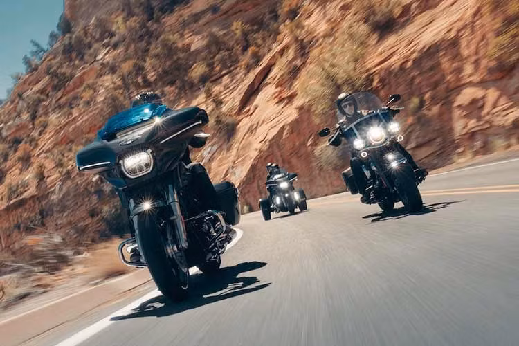 Bộ sưu tập Liberty Edition sẽ bao gồm các mẫu Street Glide, Heritage Classic và Street Glide 3 Limited năm 2026 với màu đen ánh kim Midnight Ember đặc biệt cùng các điểm nhấn màu đỏ, trắng và xanh lam.