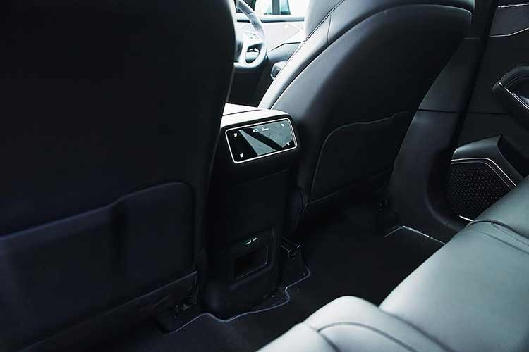 Về tiện ích, xe sở hữu màn hình trung tâm cảm ứng xoay 15,6 inch, và vận hành trên nền tảng DiPlatform, tích hợp hệ sinh thái DiEcology thông minh với khả năng ra lệnh bằng giọng nói... Trang bị tiêu chuẩn bao gồm 9 túi khí, hệ thống điều hòa tự động ba vùng, CarPlay và Android Auto không dây, và nhiều hơn nữa.