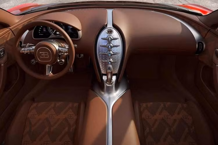 Veyron FKP Hommage thực sự giống một chiếc Veyron thế hệ mới - điều này không khó hiểu khi về cơ bản, nó vẫn dựa trên nền tảng khung nguyên khối sợi carbon và động cơ W16 mà Piech đã lãnh đạo các kỹ sư tạo ra từ cuối thập niên 90 - đầu thập niên 2000.