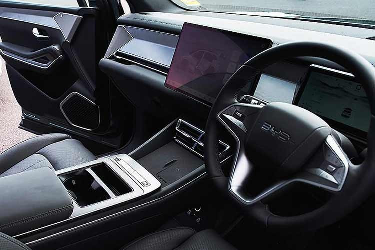 Theo thông số kỹ thuật, BYD Sealion 8 sở hữu hệ thống truyền động PHEV kết hợp động cơ xăng tăng áp 1.5 lít và bộ pin 19 kWh cho công suất kết hợp 205 kW và mô-men xoắn 315 Nm, tương đương 275 mã lực và 232 lb-ft.