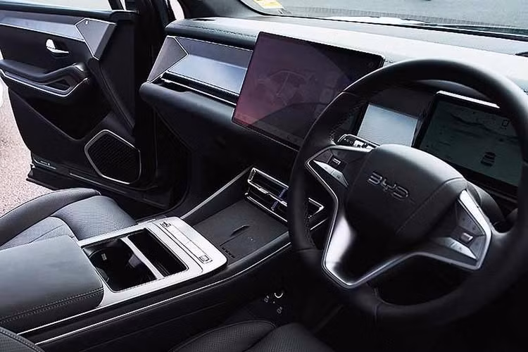 Theo thông số kỹ thuật, BYD Sealion 8 sở hữu hệ thống truyền động PHEV kết hợp động cơ xăng tăng áp 1.5 lít và bộ pin 19 kWh cho công suất kết hợp 205 kW và mô-men xoắn 315 Nm, tương đương 275 mã lực và 232 lb-ft.