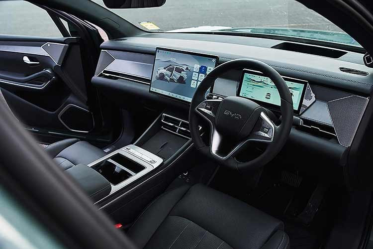 Khoang nội thất của BYD Sealion 8 2026 mới cung cấp tối đa 7 chỗ ngồi với thiết kế linh hoạt, hàng ghế thứ hai và ba có thể gập phẳng để mở rộng khoang hành lý từ 940 L lên đến 2.050 L.