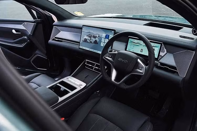 Khoang nội thất của BYD Sealion 8 2026 mới cung cấp tối đa 7 chỗ ngồi với thiết kế linh hoạt, hàng ghế thứ hai và ba có thể gập phẳng để mở rộng khoang hành lý từ 940 L lên đến 2.050 L.