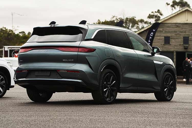 BYD Sealion 8 sở hữu ngôn ngữ thiết kế Dragon Face, nổi bật ở phần đầu xe có đèn pha LED Matrix thông minh, cùng lưới tản nhiệt tối ưu hiệu suất khí động học.