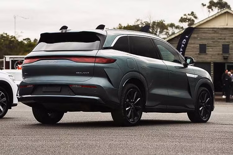 BYD Sealion 8 sở hữu ngôn ngữ thiết kế Dragon Face, nổi bật ở phần đầu xe có đèn pha LED Matrix thông minh, cùng lưới tản nhiệt tối ưu hiệu suất khí động học.