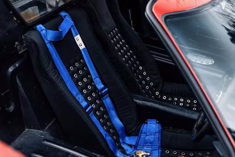 Được chế tạo từ nhôm, sợi thủy tinh và thép bởi Alan Mann Racing cho Ford, chiếc GT40 hạng nhẹ là một kiệt tác kỹ thuật. Nó vẫn giữ nguyên toàn bộ thân xe nguyên bản, khung gầm thép mỏng của nhà máy và mái xe bằng nhôm nhẹ.