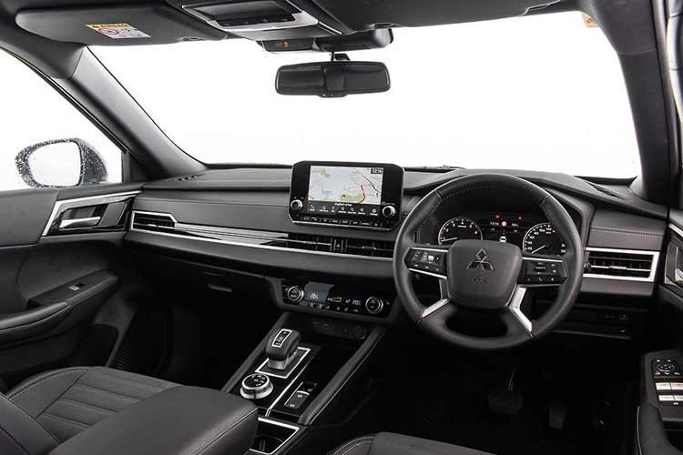 Về nội thất, Outlander LS Black Edition 2026 được thừa hưởng nhiều trang bị từ bản Aspire cao hơn, bao gồm ghế bọc da lộn nhân tạo kết hợp da tổng hợp, ghế trước có sưởi, ghế lái chỉnh điện 14 hướng và ghế phụ chỉnh điện 4 hướng.