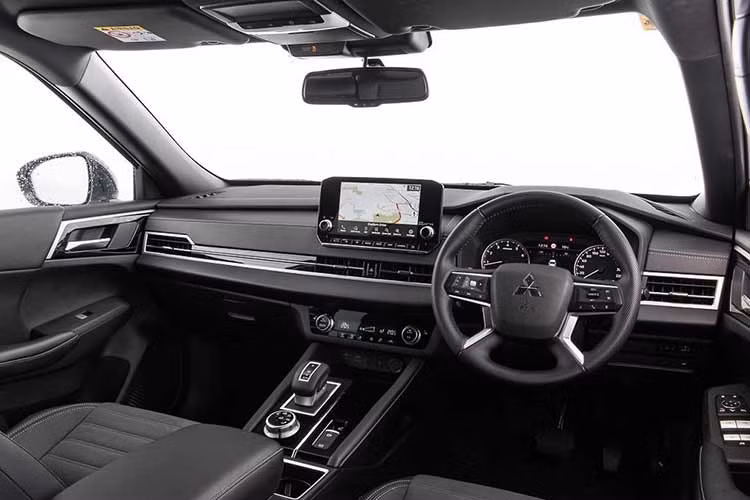 Về nội thất, Outlander LS Black Edition 2026 được thừa hưởng nhiều trang bị từ bản Aspire cao hơn, bao gồm ghế bọc da lộn nhân tạo kết hợp da tổng hợp, ghế trước có sưởi, ghế lái chỉnh điện 14 hướng và ghế phụ chỉnh điện 4 hướng.