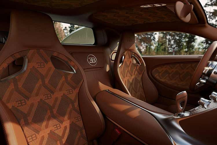 Được gắn trên bảng điều khiển là một chiếc đồng hồ Audemars Piguet Royal Oak Tourbillon 43mm, hoạt động bằng cơ học nhờ chính chiếc xe. Nó sẽ xoay và bị ẩn đi khi chiếc xe bị tắt, nhưng sẽ thỉnh thoảng xoay để lên cót cho cơ cấu tourbillon tiếp tục hoạt động.