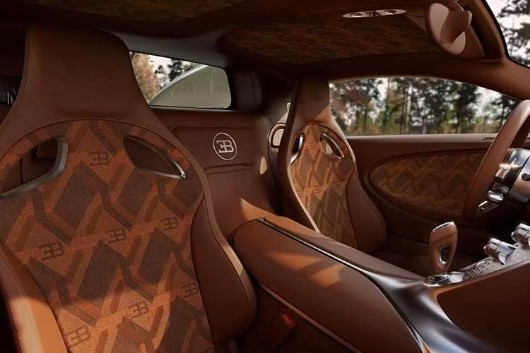 Được gắn trên bảng điều khiển là một chiếc đồng hồ Audemars Piguet Royal Oak Tourbillon 43mm, hoạt động bằng cơ học nhờ chính chiếc xe. Nó sẽ xoay và bị ẩn đi khi chiếc xe bị tắt, nhưng sẽ thỉnh thoảng xoay để lên cót cho cơ cấu tourbillon tiếp tục hoạt động.