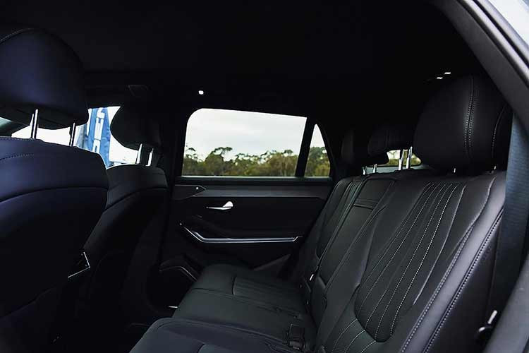 Tuy nhiên, bạn có thể muốn xem xét kỹ hơn tùy chọn dẫn động bốn bánh (AWD) vì nó có các đặc điểm khác biệt: bộ pin 35,6 kWh và công suất 481 mã lực cùng mô-men xoắn 675 Nm.