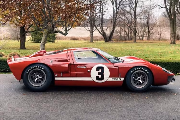 Nó phải xếp sau người anh em song sinh của mình, một chiếc GT40 MkII khung gầm P/1032 năm 1966, được bán với giá 13.205.000 USD tại cuộc đấu giá RM Sotheby's Moda Miami năm 2025. Chiếc GT40 đắt nhất là một trong số những chiếc Ford ấn tượng góp mặt tại giải đua Le Mans 24 Giờ năm 1966.