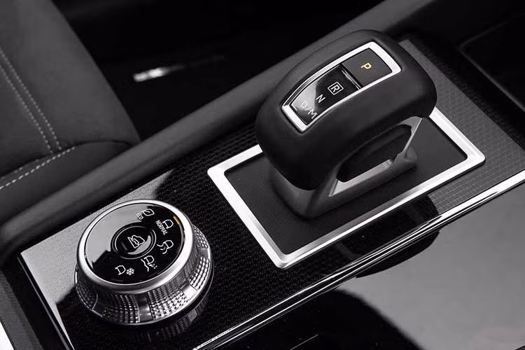 Các tiện nghi khác như hệ thống âm thanh Dynamic Yamaha 8 loa, màn hình trung tâm 27 inch, vô lăng sưởi, hai sạc không dây, 5 cổng sạc USB-C và hỗ trợ kết nối Android Auto/Apple CarPlay không dây cũng được trang bị tiêu chuẩn.