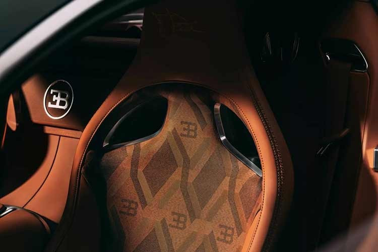 Giống như bên ngoài, nội thất của Veyron FKP Hommage cũng giống như một sự hiện đại hoá của chiếc Veyron gốc. Bên trong, vô lăng và bảng điều khiển trung tâm bằng nhôm được chế tác từ một khối kim loại nguyên khối với hình elip và phay hoạ tiết vảy cá nhưng thuôn gọn hơn.