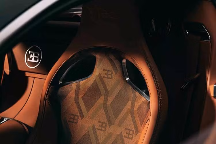 Giống như bên ngoài, nội thất của Veyron FKP Hommage cũng giống như một sự hiện đại hoá của chiếc Veyron gốc. Bên trong, vô lăng và bảng điều khiển trung tâm bằng nhôm được chế tác từ một khối kim loại nguyên khối với hình elip và phay hoạ tiết vảy cá nhưng thuôn gọn hơn.