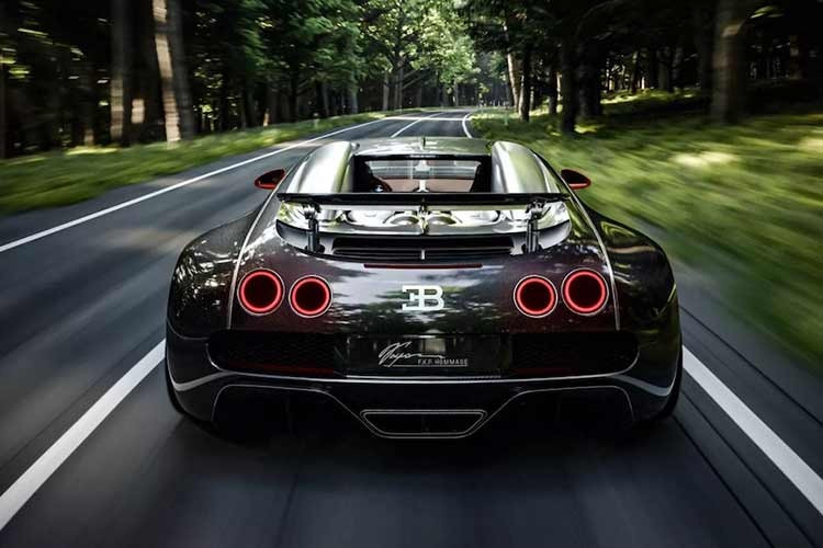 Về thiết kế, Veyron FKP Hommage trông quen thuộc ngay lập tức khi giống một phiên bản hiện đại hoá của Veyron, nhưng không có gì được sao chép một cách đơn thuần. Lưới tản nhiệt hình móng ngựa giờ đây rộng hơn, hoàn toàn có hiệu ứng ba chiều và được gia công từ nhôm nguyên khối, trong khi các khe hút gió lớn hơn được thiết kế kín đáo để cung cấp khí cho động cơ mạnh mẽ hơn.