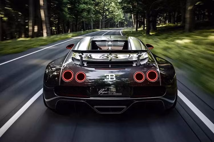 Về thiết kế, Veyron FKP Hommage trông quen thuộc ngay lập tức khi giống một phiên bản hiện đại hoá của Veyron, nhưng không có gì được sao chép một cách đơn thuần. Lưới tản nhiệt hình móng ngựa giờ đây rộng hơn, hoàn toàn có hiệu ứng ba chiều và được gia công từ nhôm nguyên khối, trong khi các khe hút gió lớn hơn được thiết kế kín đáo để cung cấp khí cho động cơ mạnh mẽ hơn.