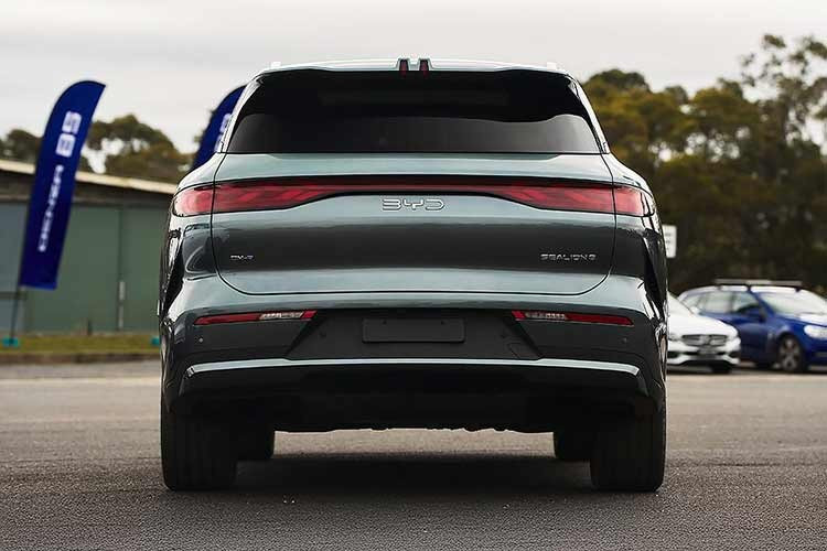 Về giá bán, mẫu xe BYD Sealion 8 giá khởi điểm từ 56.990 AUD cho phiên bản DM-I Dynamic FWD (tương đương khoảng 38.474 USD, khoảng 1 tỷ đồng).