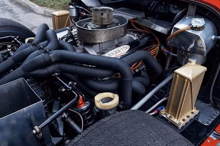 Động cơ V8 427 cubic inch vẫn nằm dưới nắp ca-pô, kết hợp với hộp số sàn năm cấp. Xe cũng được trang bị hệ thống treo điều chỉnh được, vốn chỉ có trên các mẫu xe hạng nhẹ, cũng như các bình nhiên liệu kiểu Le Mans độc đáo.