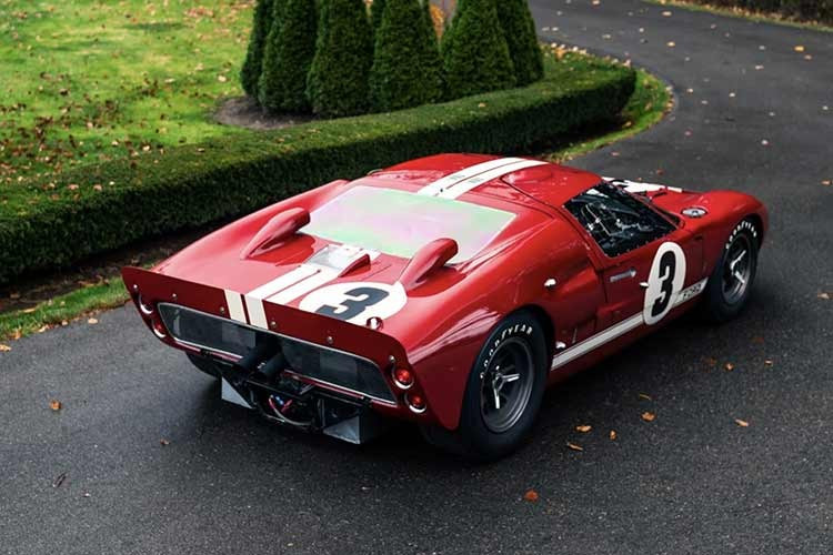 Chiếc GT40 được bán đấu giá tại Mecum là một trong 11 chiếc GT40 MkII được sản xuất (chỉ còn 9 chiếc tồn tại đến ngày nay!) và là 1 trong 3 chiếc xe hạng nhẹ duy nhất được nhà máy chế tạo. Chiếc xe chưa từng được phục chế, chưa từng tham gia đua xe và chưa từng thay đổi cấu hình nguyên bản từ nhà máy.