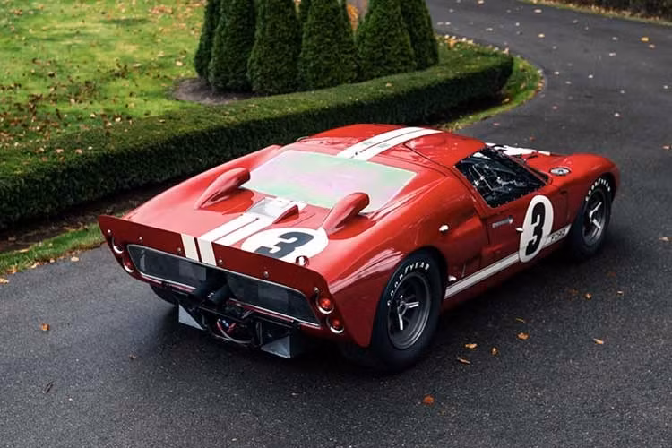 Chiếc GT40 được bán đấu giá tại Mecum là một trong 11 chiếc GT40 MkII được sản xuất (chỉ còn 9 chiếc tồn tại đến ngày nay!) và là 1 trong 3 chiếc xe hạng nhẹ duy nhất được nhà máy chế tạo. Chiếc xe chưa từng được phục chế, chưa từng tham gia đua xe và chưa từng thay đổi cấu hình nguyên bản từ nhà máy.