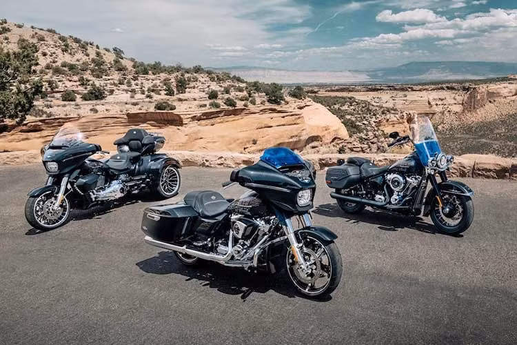 Hãng xe môtô Harley-Davidson vừa công bố bộ sưu tập Enthusiast Collection mới với các mẫu xe phiên bản giới hạn được sơn và trang trí để kỷ niệm 250 năm Ngày Tuyên ngôn Độc lập của Hoa Kỳ.