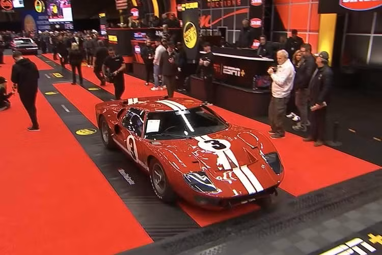 Chiếc Ford GT40 MkII Factory Lightweight năm 1966, được cho là chiếc xe nguyên bản nhất thế giới, cũng đã trở thành một trong những chiếc xe đắt nhất được bán đấu giá tại Mecum vào cuối tuần qua. Một người đã trả một khoản tiền đáng kinh ngạc là 12.375.000 USD (khoảng 325 tỷ đồng) để sở hữu nó, đưa nó vào Top 3 những chiếc xe đắt nhất được bán tại sự kiện này