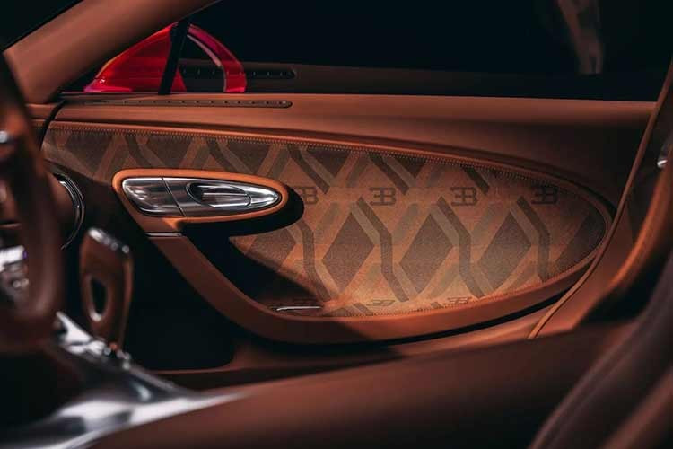 Và thay vì bọc da toàn bộ, Bugatti sử dụng chất liệu vải dệt tùy chỉnh được phát triển tại Paris, mang đến cho cabin cảm giác ấm áp và tinh tế hơn. Bugatti Veyron ra đời cả thập kỷ trước khi kỷ nguyên số hoá nội thất với các màn hình cảm ứng như máy tính bảng bắt đầu xâm chiếm thế giới xe.