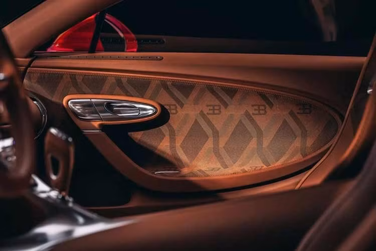 Và thay vì bọc da toàn bộ, Bugatti sử dụng chất liệu vải dệt tùy chỉnh được phát triển tại Paris, mang đến cho cabin cảm giác ấm áp và tinh tế hơn. Bugatti Veyron ra đời cả thập kỷ trước khi kỷ nguyên số hoá nội thất với các màn hình cảm ứng như máy tính bảng bắt đầu xâm chiếm thế giới xe.