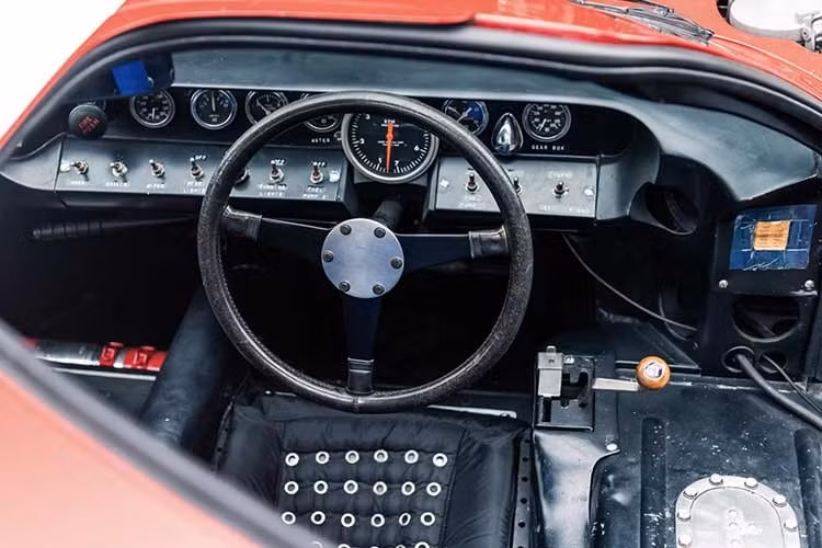 Hơn nữa, nó được nhiều người coi là chiếc xe nguyên bản nhất còn tồn tại, điều này đã được nhà sử học về GT40, Ronnie Spain, xác nhận. Chiếc xe, về cơ bản là một "kỳ lân" (không có tiền lệ), thuộc sở hữu của Ford cho đến năm 1977, khi nó được bán đấu giá lần đầu tiên.