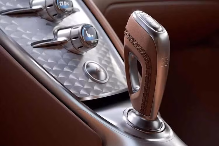 Đó là minh chứng rõ rệt cho thấy việc chạy theo sự hoàn hảo về mặt kỹ thuật của Piech đã khiến chiếc xe đi trước thời đại tới mức nào. Nhưng nó cũng nhìn về tương lai bằng một cách truyền thống hơn bao giờ hết qua một chi tiết: chiếc đồng hồ ở đỉnh bảng điều khiển trung tâm.