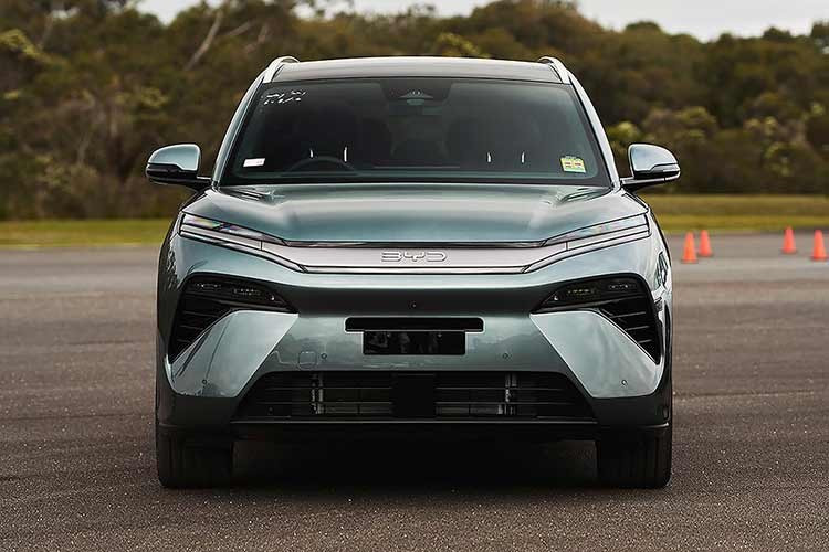 BYD tại Úc cũng cung cấp phiên bản Dynamic với hệ dẫn động bốn bánh (AWD) từ 63.990 AUD (hơn 43.000 USD) và phiên bản Premium AWD có giá 70.990 AUD (48.000 USD).