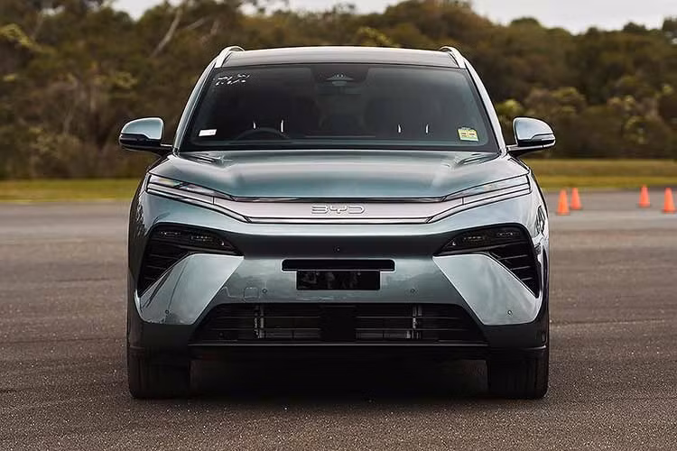 BYD tại Úc cũng cung cấp phiên bản Dynamic với hệ dẫn động bốn bánh (AWD) từ 63.990 AUD (hơn 43.000 USD) và phiên bản Premium AWD có giá 70.990 AUD (48.000 USD).