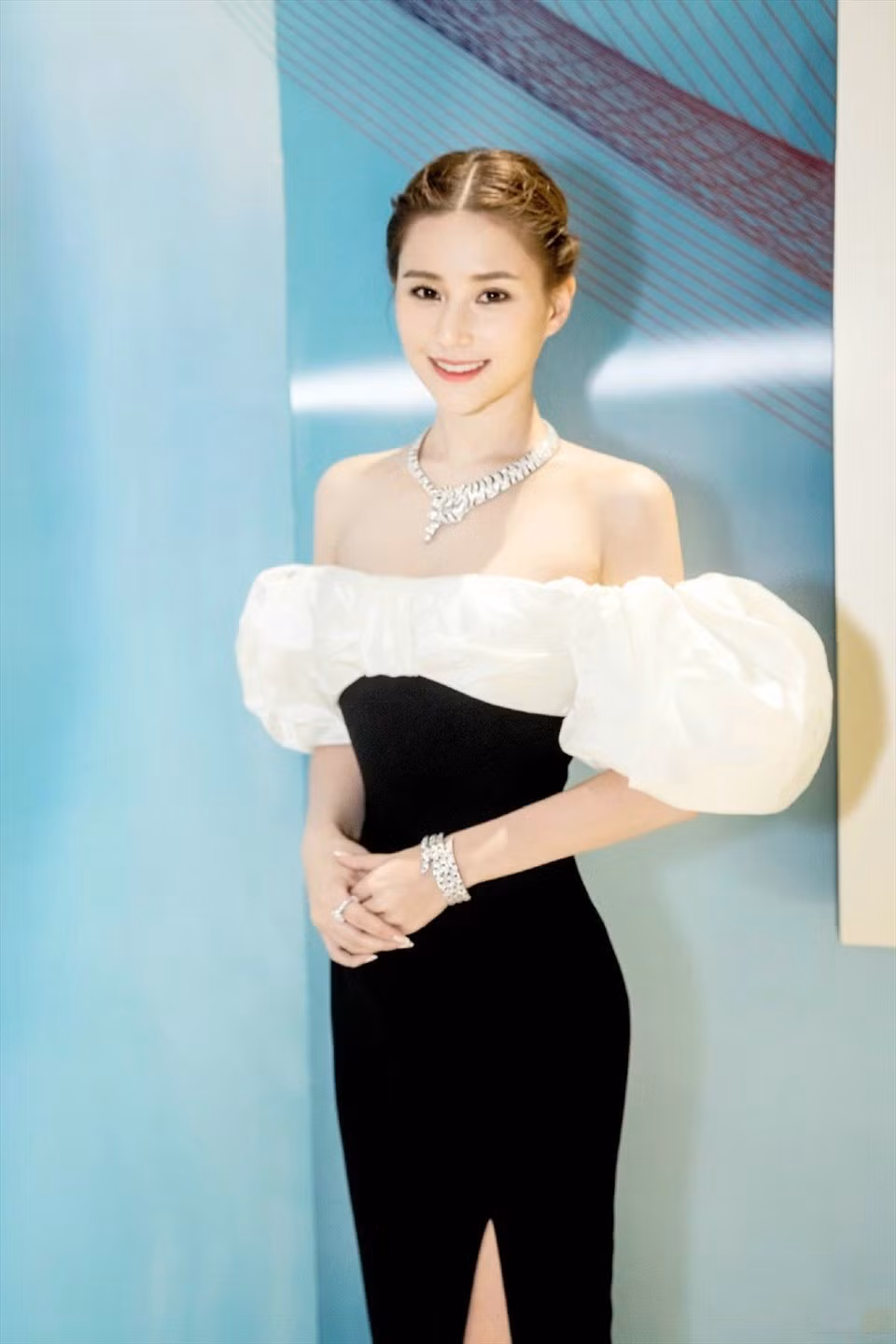 Mặc dù xuất thân từ một gia tộc giàu có, Hà Siêu Liên vẫn thể hiện sự độc lập và tài năng kinh doanh. Cô tham gia quản lý một số dự án kinh doanh của gia đình và tự mình điều hành một chuỗi nhà hàng nổi tiếng.