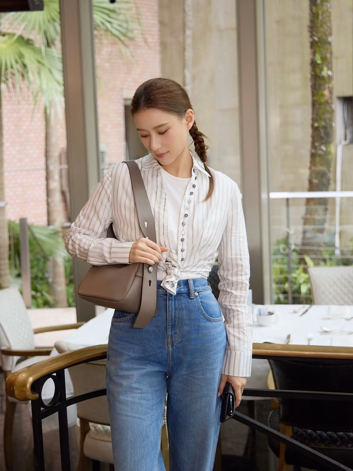 Ở Hà Siêu Liên có thể thấy rõ đó là tấm lưng đẹp, thẳng, gương mặt sáng, da đẹp, đôi tay đẹp... "Ái nữ hào môn” cũng thường toát ra vẻ điềm đạm, tự tin, không vội vàng hay phô trương dù ở bất cứ nơi đâu.