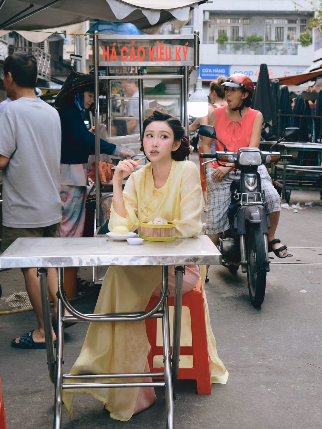 Trong bộ ảnh mới chia sẻ trên mạng xã hội, Thanh Mèo diện áo dài tông vàng nhạt, kiểu dáng truyền thống với phần tay suông mềm mại. Thiết kế kín đáo nhưng vẫn tôn được vóc dáng cân đối, giúp cô toát lên vẻ đẹp dịu dàng, nữ tính. Mái tóc được tạo kiểu gọn gàng, trang điểm nhẹ nhàng với má hồng và môi tươi tắn càng làm nổi bật gương mặt thanh tú.