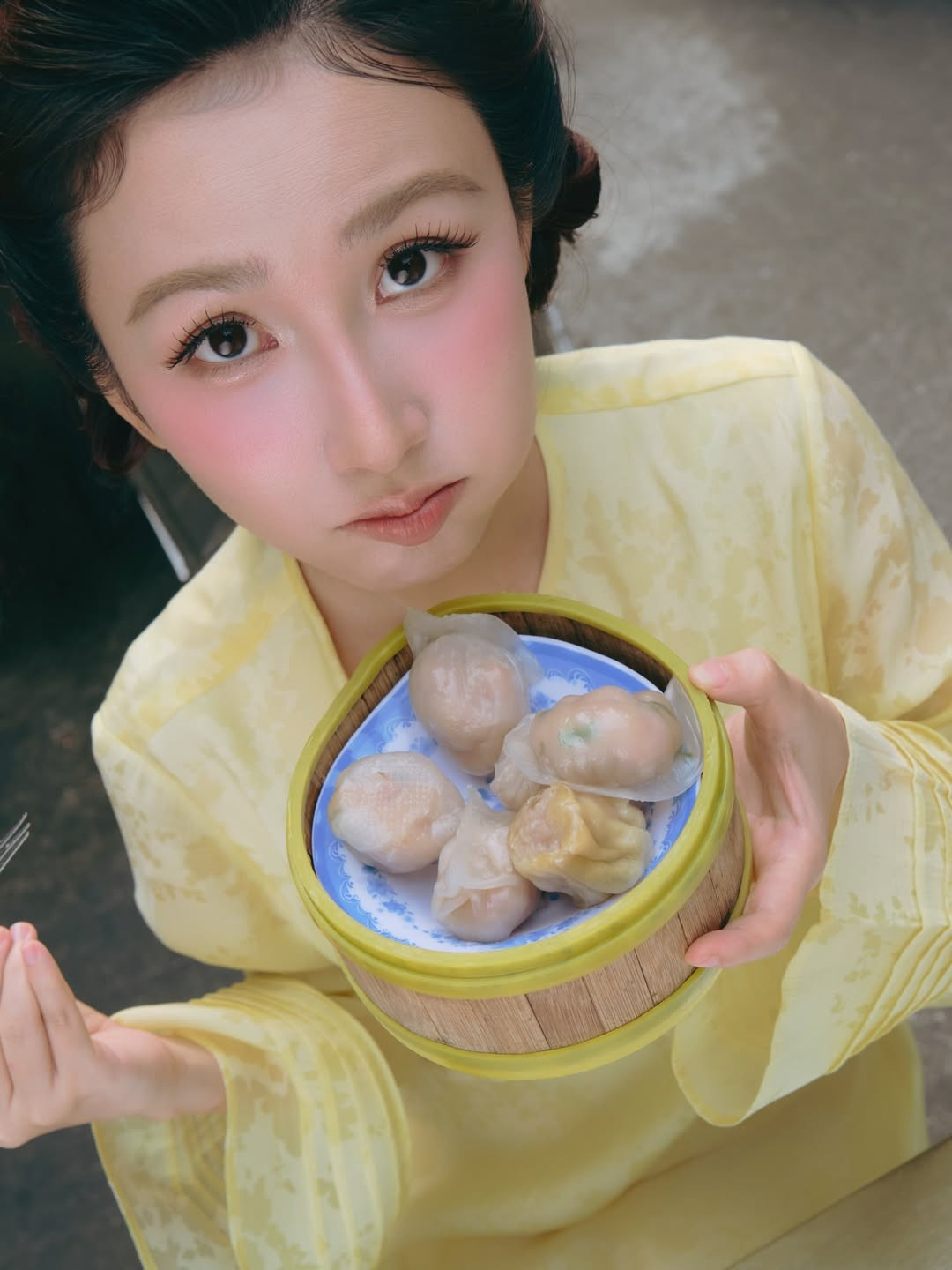 Điểm đặc biệt của bộ ảnh của Thanh Mèo nằm ở bối cảnh: một quán ăn lề đường quen thuộc giữa khu chợ nhộn nhịp.