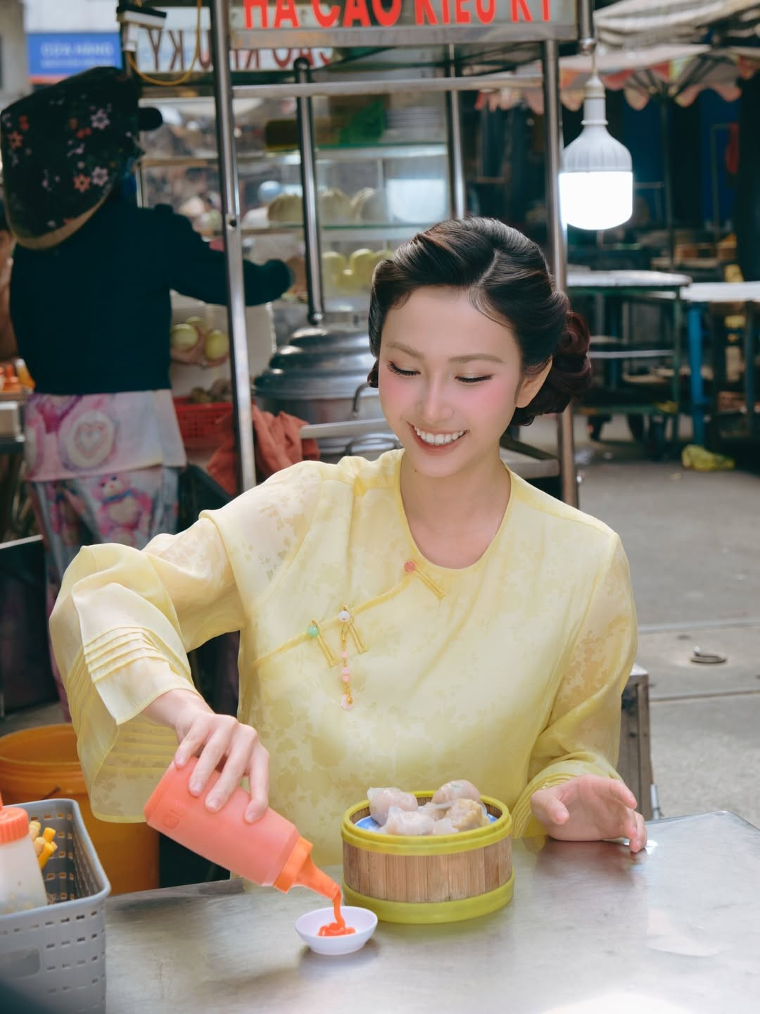 Chính sự mộc mạc này của Thanh Mèo lại khiến người xem cảm thấy gần gũi. Không cầu kỳ tạo dáng, những khoảnh khắc cô vừa ăn vừa cười, ánh mắt tinh nghịch hay biểu cảm đáng yêu khi thưởng thức món ngon đều được ghi lại tự nhiên. Nhiều cư dân mạng nhận xét đây là hình ảnh “đời nhất” của Thanh Mèo từ trước đến nay.