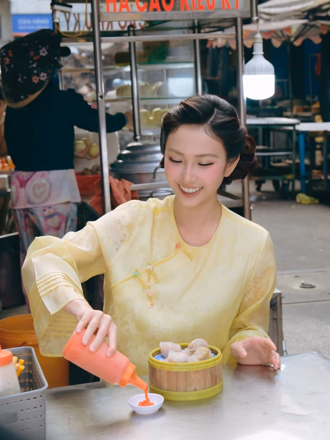 Chính sự mộc mạc này của Thanh Mèo lại khiến người xem cảm thấy gần gũi. Không cầu kỳ tạo dáng, những khoảnh khắc cô vừa ăn vừa cười, ánh mắt tinh nghịch hay biểu cảm đáng yêu khi thưởng thức món ngon đều được ghi lại tự nhiên. Nhiều cư dân mạng nhận xét đây là hình ảnh “đời nhất” của Thanh Mèo từ trước đến nay.