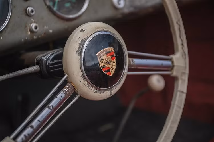 May mắn các tấm cửa, bảng điều khiển, vô-lăng và đồng hồ đo đều là nguyên bản, trong khi khung mui vẫn giữ lớp sơn nhà máy và được lắp mui xanh đúng thời kỳ.