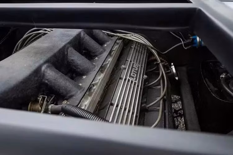 Với tên mã Type 909, động cơ của Etna là động cơ V8 đầu tiên dựa trên dòng 900. Động cơ 4.0 lít này nặng 188 kg, sản sinh công suất 335 mã lực và mô-men xoắn 400 Nm. Lotus tuyên bố động cơ này sẽ giúp Etna tăng tốc từ 0 đến 97 km/h trong 4,3 giây, đạt tốc độ tối đa 290 km/h.