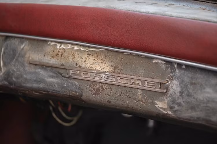 Theo các thông tin từ chủ nhân của chiếc Porsche 356 Speedster Pre-A đời đầu chia sẻ, xe được sử dụng thường xuyên từ khi mua đến năm 1962 thì "nghỉ hưu", với số odo 60.000 dặm (96,500 km).